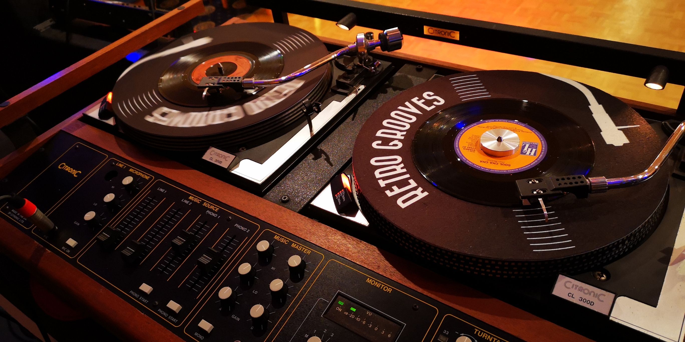 Retro Grooves Vinyl DJ At Beaulieu'S International Autojumble