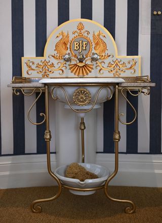 Image 4 Carousel’S Beaulieu Jazz Festival Motif On Washstand Small