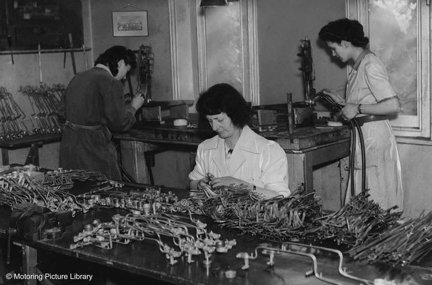 Women making mkXIV bomb sights for aircraft WW"