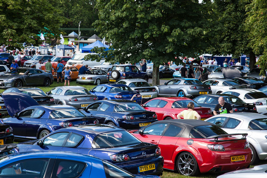 Car-crowds-at-Simply-Japane