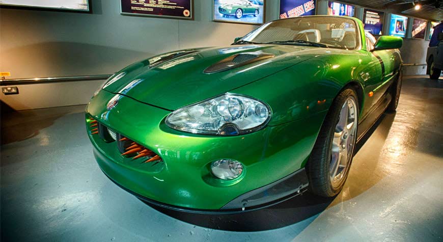 desktop-attraction_On-Screen-Cars-Jaguar-XKR_(w870px_h475px)