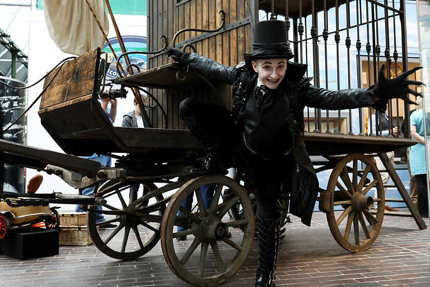 Desktop-news-Child-Catcher-with-his-carriage.jpg-(870x580)