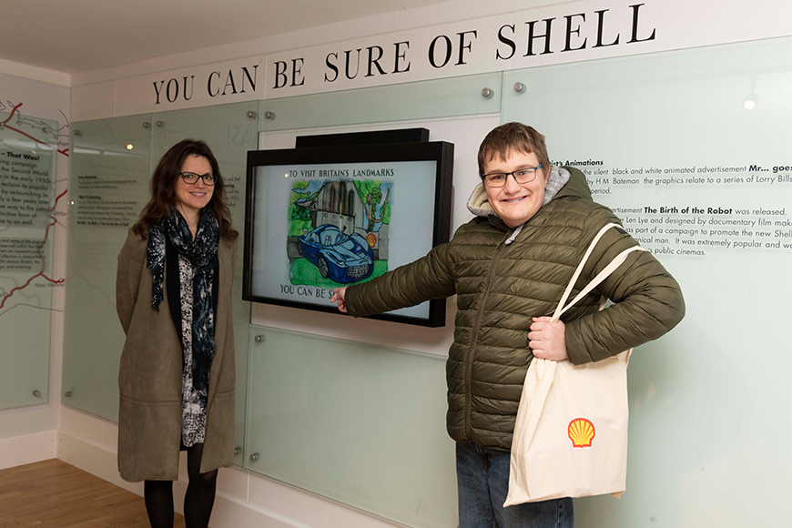 Desktop-news--Shell's-Nicky-Balfour-Penney-with-pupil-Rowan-and-his--finished-poster)--(870x5800